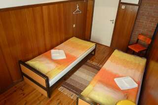 Гостевой дом Kihelkonna Pastorate Guesthouse Кихельконна Двухместный номер с 2 отдельными кроватями-1